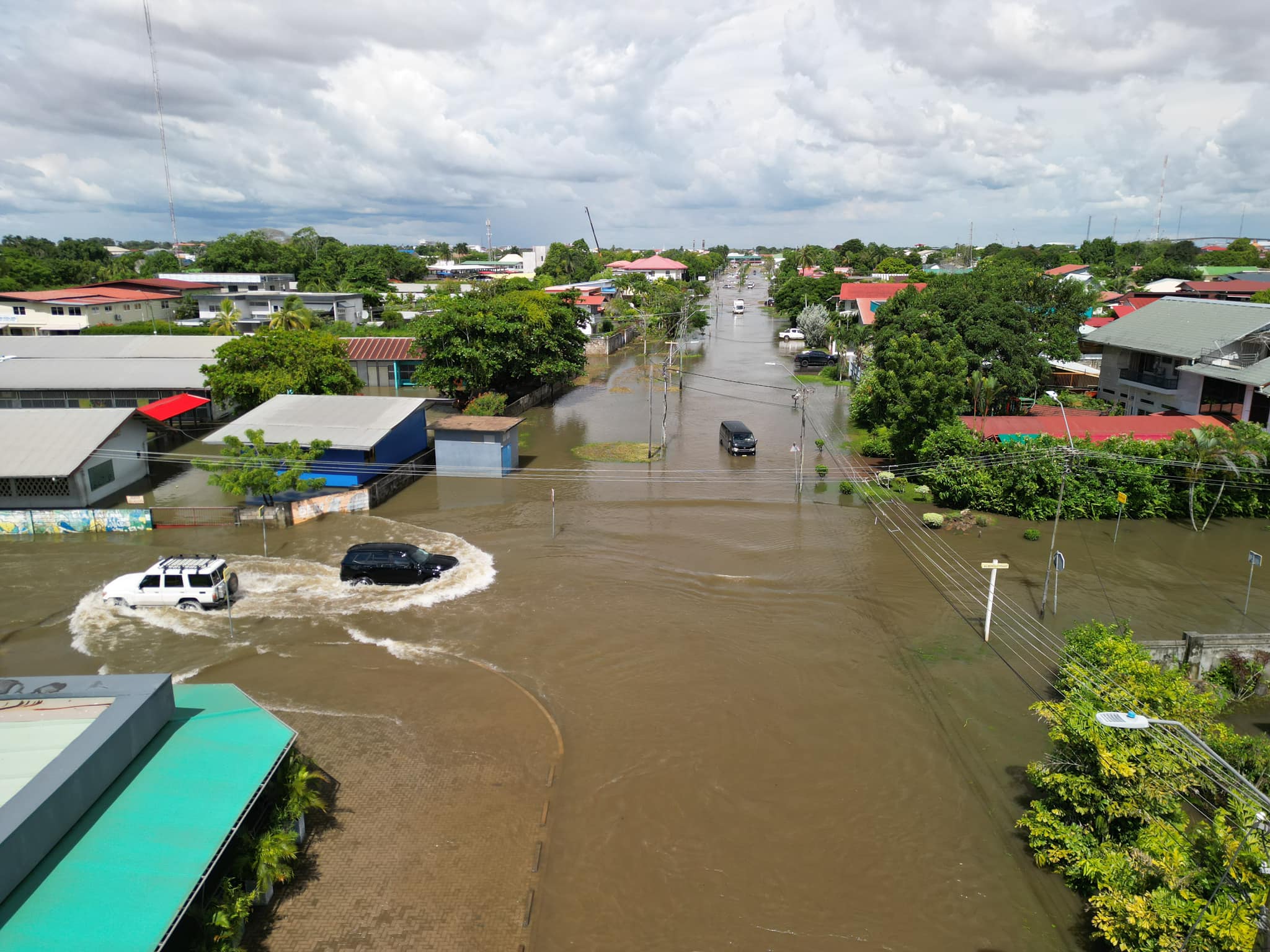 Paramaribo onder water na regenbuien.